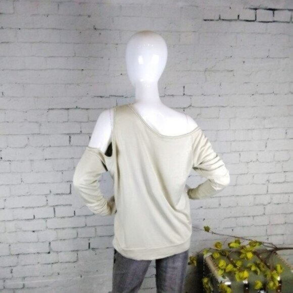 Elan Soft Off The Shoulder Cut Out Top In Stone Size Small - Picture 4 of 7